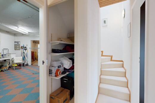 escaliers avec drywall, cloison sèche, inside property, vinyl floor, et sol en vinyle