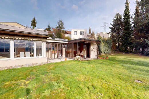 façade avec pelouse, from property, terrasse, day time, et vue sur les lignes à haute tension