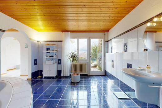 salle de bains avec salle de bain complète, miroir, wood ceiling, plafond en bois, et natural light