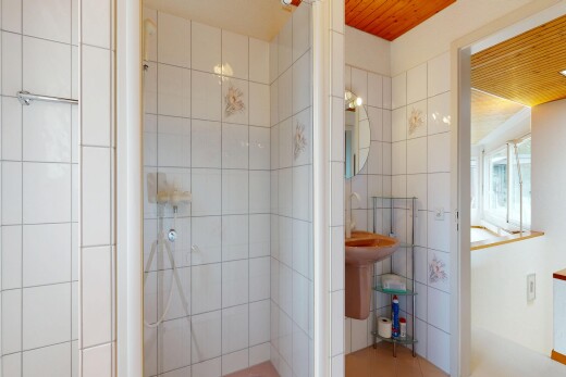 salle de bains avec miroir, douche, salle de bain complète, light floor, et inside property