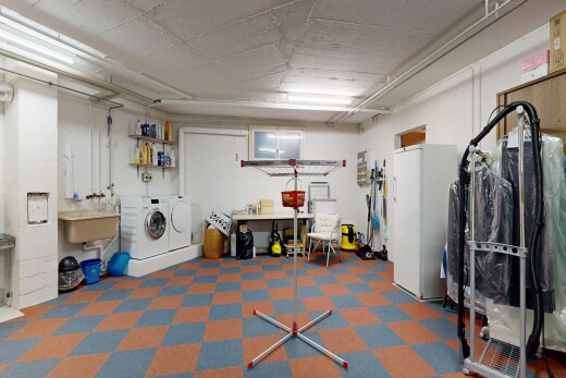 buanderie avec lave-linge et sèche-linge séparés, buanderie, inside community, dark floor, et vinyl floor