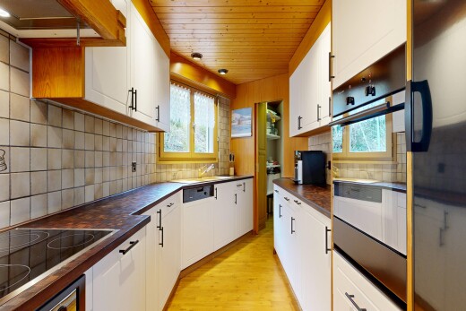 cuisine avec plans de travail, dark countertops, four, armoires blanches, et white cabinets