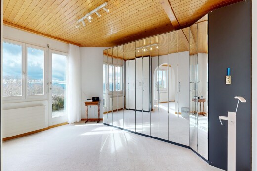 pièce vide avec éclairage sur rail, track lighting, cloison sèche, drywall, et plafond en bois