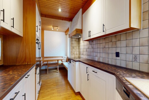 cuisine avec plans de travail, dark countertops, armoires blanches, white cabinets, et light floor