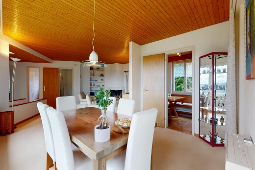 salle à manger avec cloison sèche, drywall, plafond en bois, wood ceiling, et lumière naturelle