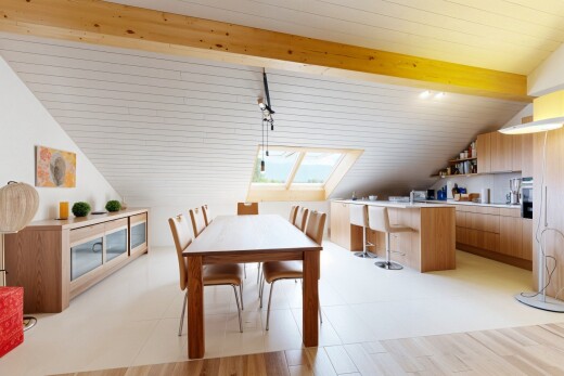 esszimmer mit balkendecke, beamed ceiling, inside property, natürliches licht, und natural light