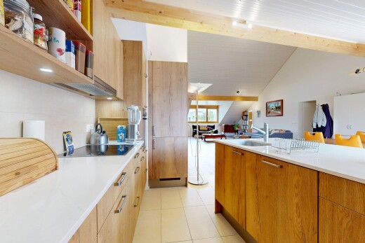 küche mit inside property, arbeitsplatten, öffnet sich zum wohnraum, herd, und fliesenboden