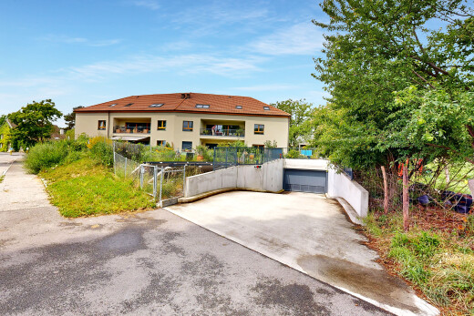 außenansicht mit day time, tor, zaun, property visible, und stuckverkleidung