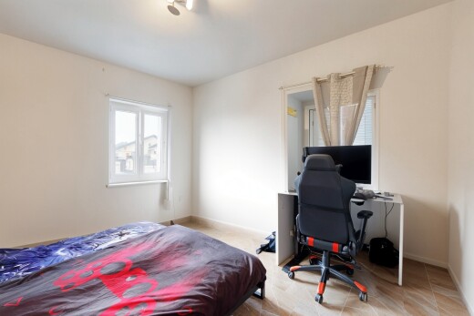 chambre avec cloison sèche, drywall, télévision, lumière naturelle, et natural light