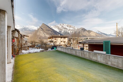 jardin avec vue sur la montagne, mountain view, day time, from property, et pelouse