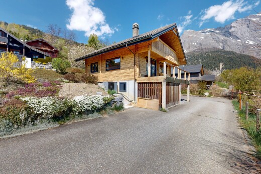 façade avec mountain view, vue sur la montagne, day time, property visible, et cheminée