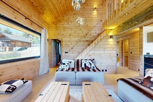 salon avec mur en bois, wood wall, plafond haut, high ceiling, et inside property