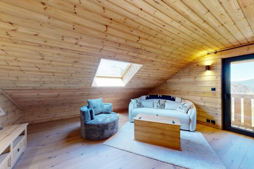 chambre avec wood ceiling, plafond en bois, low ceiling, plafond bas, et pièce supplémentaire