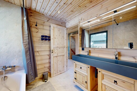 salle de bains avec salle de bain complète, lavabo (ou coiffeuse selon le contexte), plafond en bois, wood ceiling, et light floor