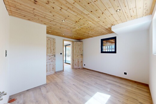 pièce vide avec inside property, sol en finition bois, plafond en bois, wood ceiling, et wood finish floor