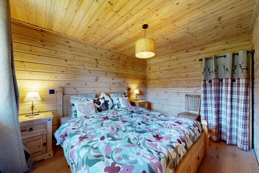 chambre avec wood wall, mur en bois, wood ceiling, plafond en bois, et inside property