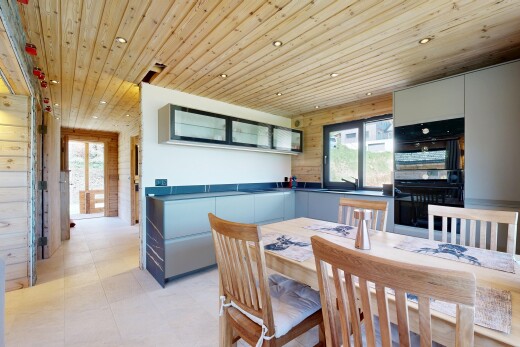 salle à manger avec wood ceiling, plafond en bois, inside property, wood wall, et mur en bois