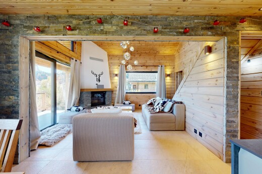 salon avec plafond en bois, wood ceiling, lumière naturelle, natural light, et cheminée