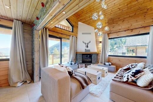 salon avec wood wall, mur en bois, wood ceiling, plafond en bois, et natural light