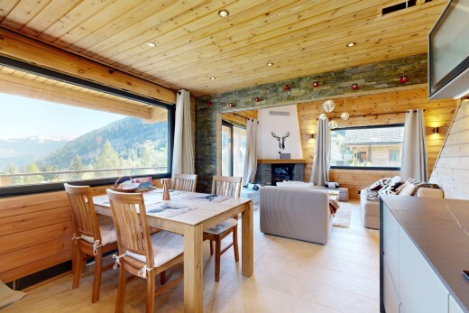 salon / salle à manger avec light floor, inside property, vue sur la montagne, mountain view, et recessed lighting