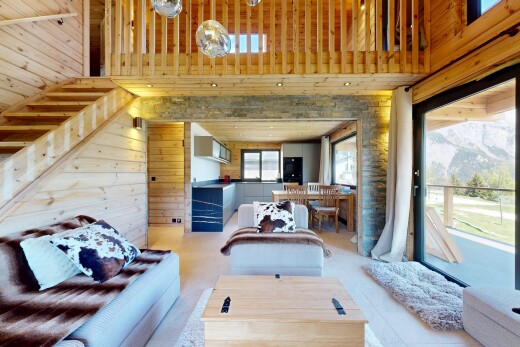 salon avec high ceiling, plafond haut, natural light, lumière naturelle, et inside property