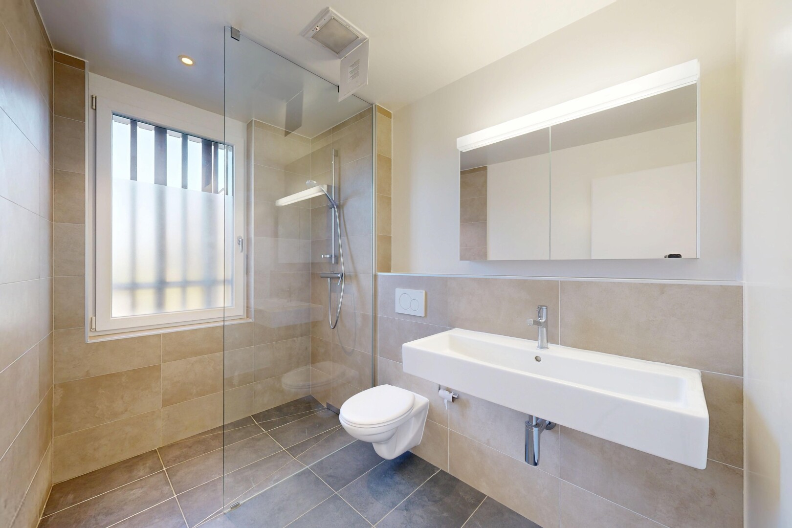 salle de bains avec douche, salle de bain complète, inside property, tile wall, et mur en carrelage
