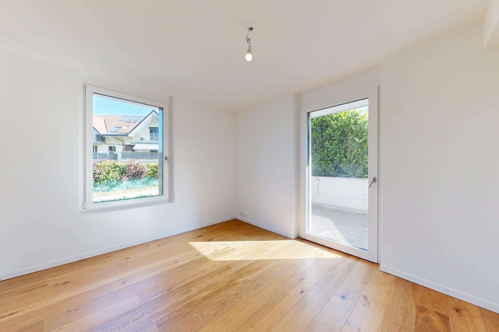 pièce vide avec cloison sèche, drywall, sol en finition bois, wood finish floor, et inside property