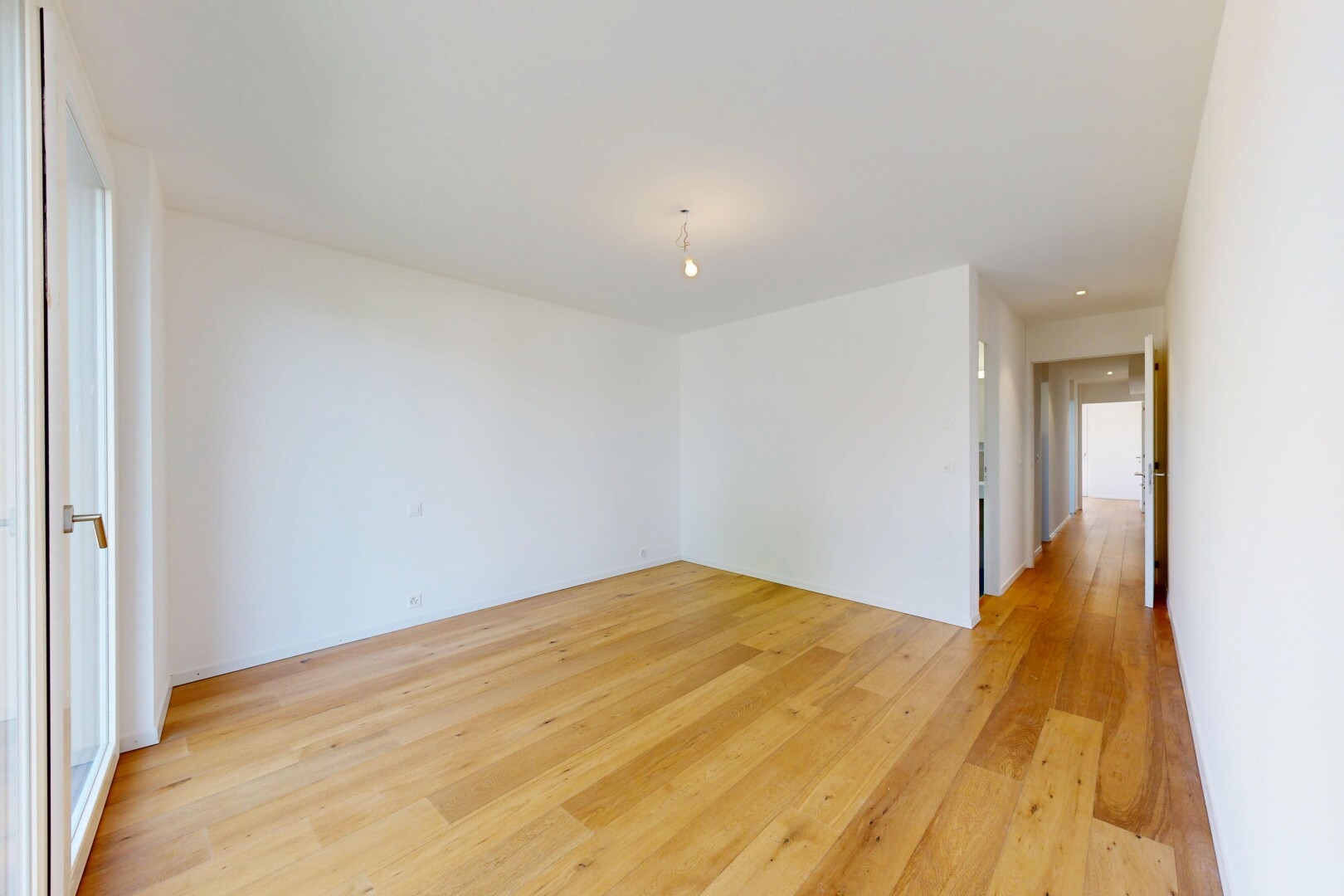 pièce vide avec sol en finition bois, wood finish floor, inside property, light floor, et cloison sèche