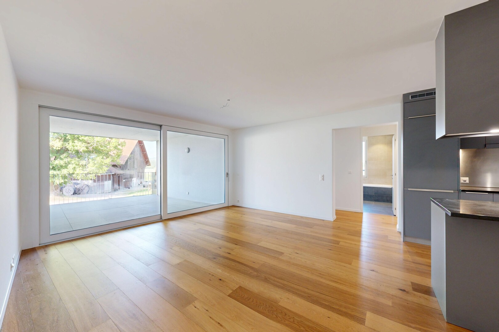 pièce vide avec inside property, light floor, sol en finition bois, wood finish floor, et lumière naturelle