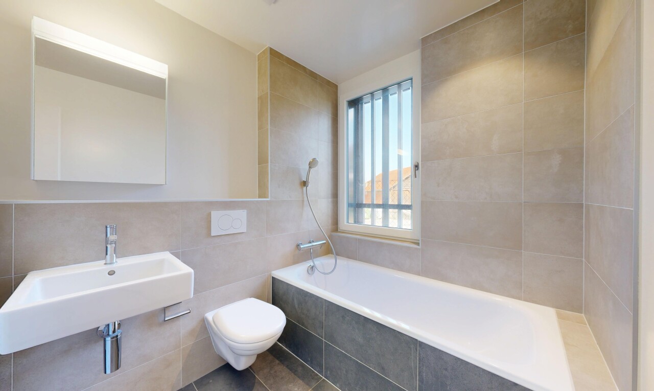 salle de bains avec salle de bain complète, tile wall, mur en carrelage, inside property, et miroir