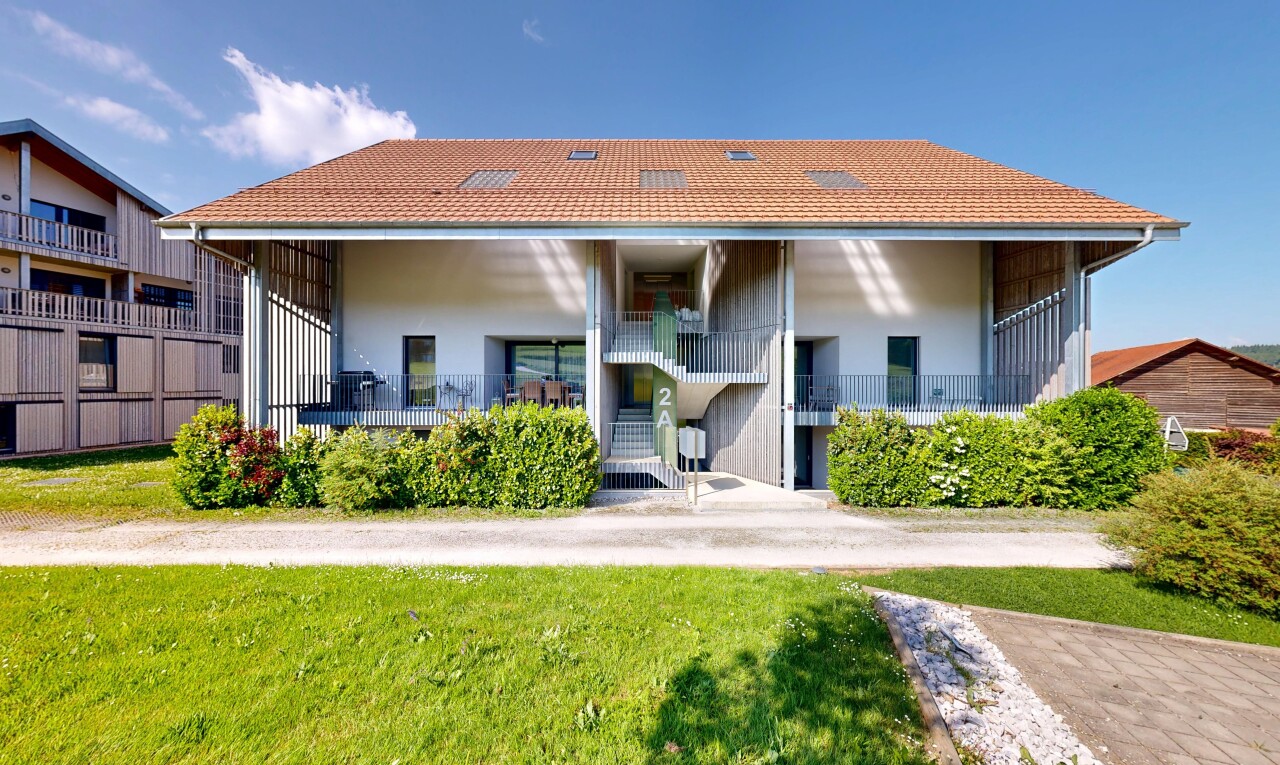 façade avec day time, toit en tuiles, porche, pelouse, et bardage en stuc