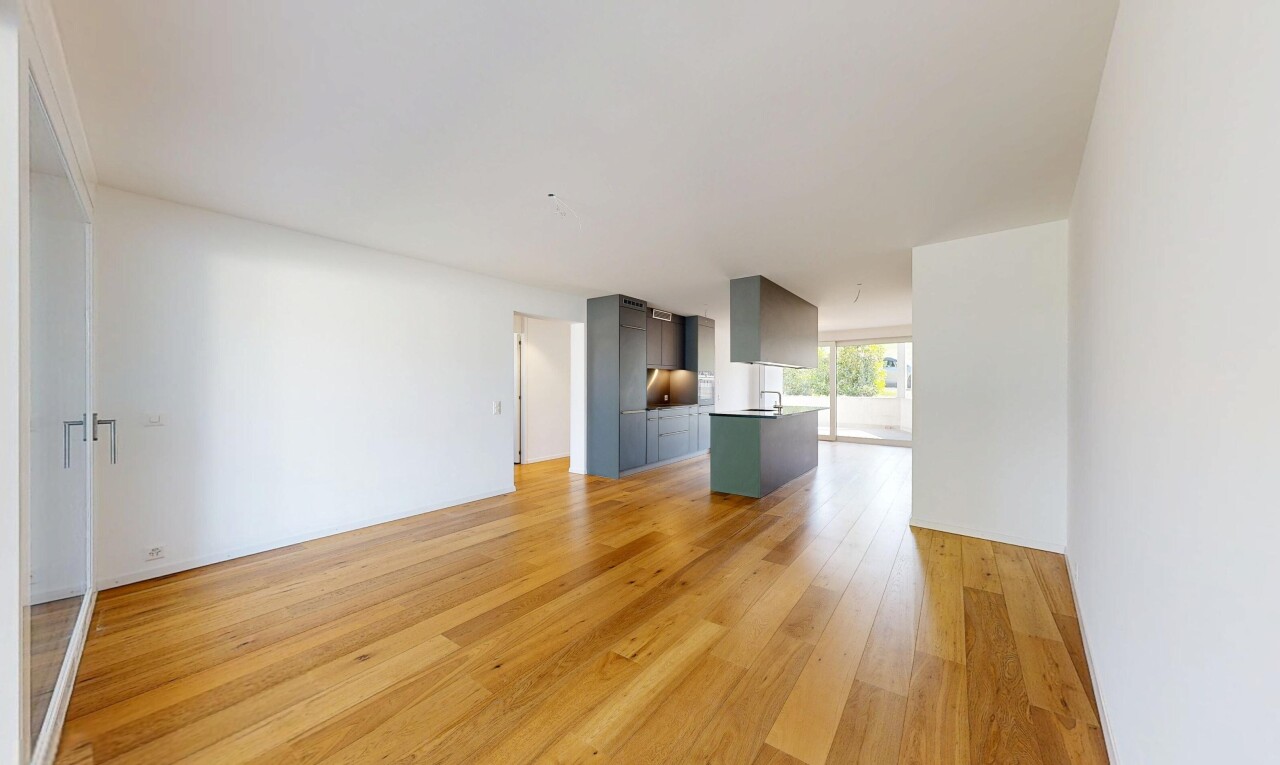 pièce vide avec light floor, drywall, cloison sèche, inside property, et wood finish floor