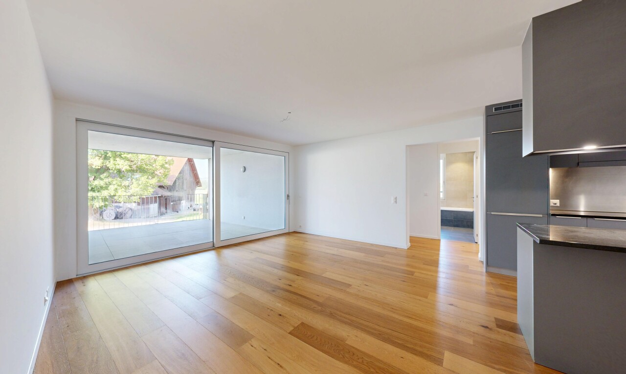 pièce vide avec inside property, light floor, sol en finition bois, wood finish floor, et lumière naturelle