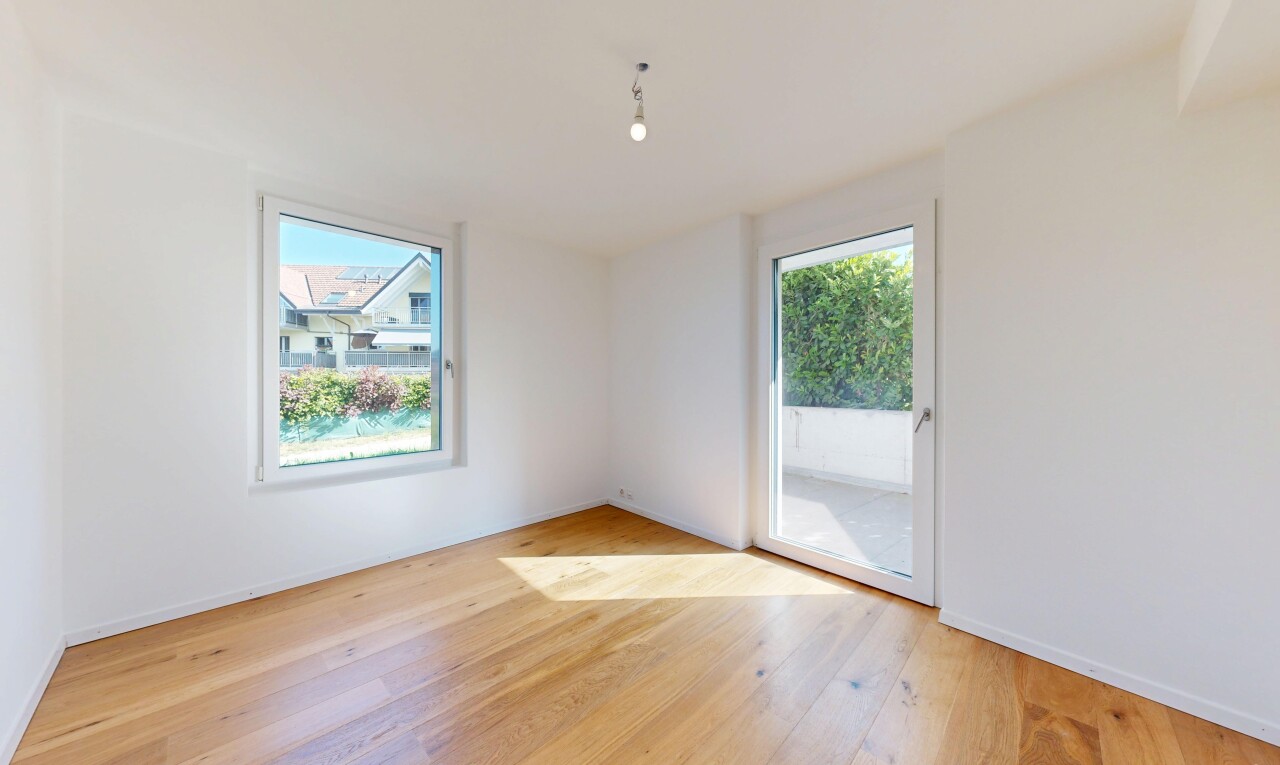 pièce vide avec cloison sèche, drywall, sol en finition bois, wood finish floor, et inside property