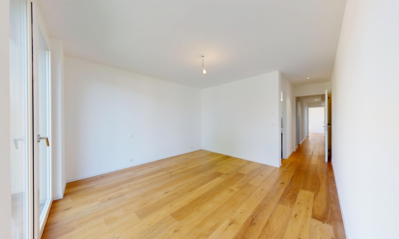 pièce vide avec sol en finition bois, wood finish floor, inside property, light floor, et cloison sèche