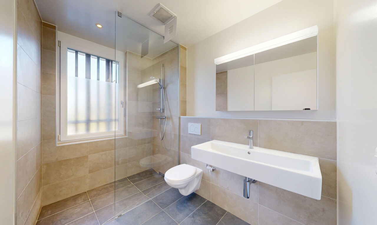 salle de bains avec douche, salle de bain complète, inside property, tile wall, et mur en carrelage