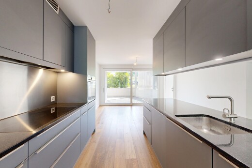 küche mit dark countertops, gray cabinets, graue schränke, inside property, und wood finish floor