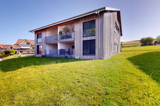 façade avec bardage vertical, balcon, pelouse, day time, et bardage en bois
