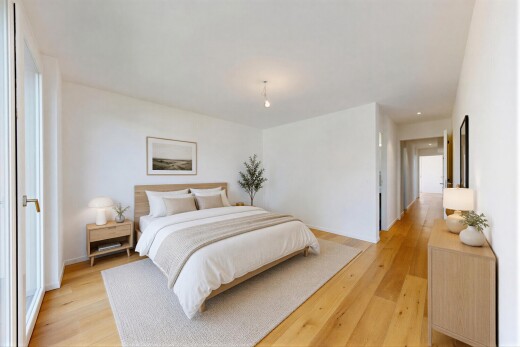 pièce vide avec sol en finition bois, wood finish floor, inside property, light floor, et cloison sèche