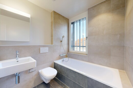 salle de bains avec salle de bain complète, tile wall, mur en carrelage, inside property, et miroir