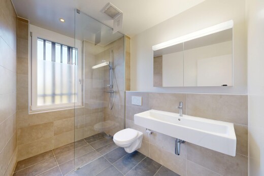 bad mit dusche, komplettes badezimmer, inside property, tile wall, und fliesenwand