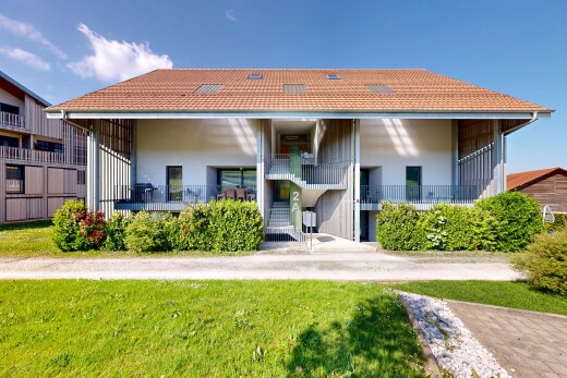 façade avec day time, toit en tuiles, porche, pelouse, et bardage en stuc