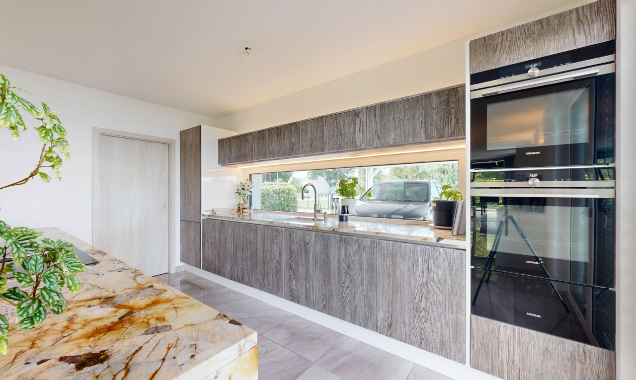 küche mit arbeitsplatten, doppel backofen, und natürliches licht