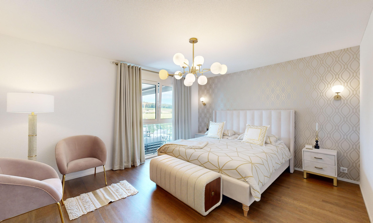 zimmer / schlafzimmer mit parkettboden, bemerkenswerter kronleuchter, und natürliches licht