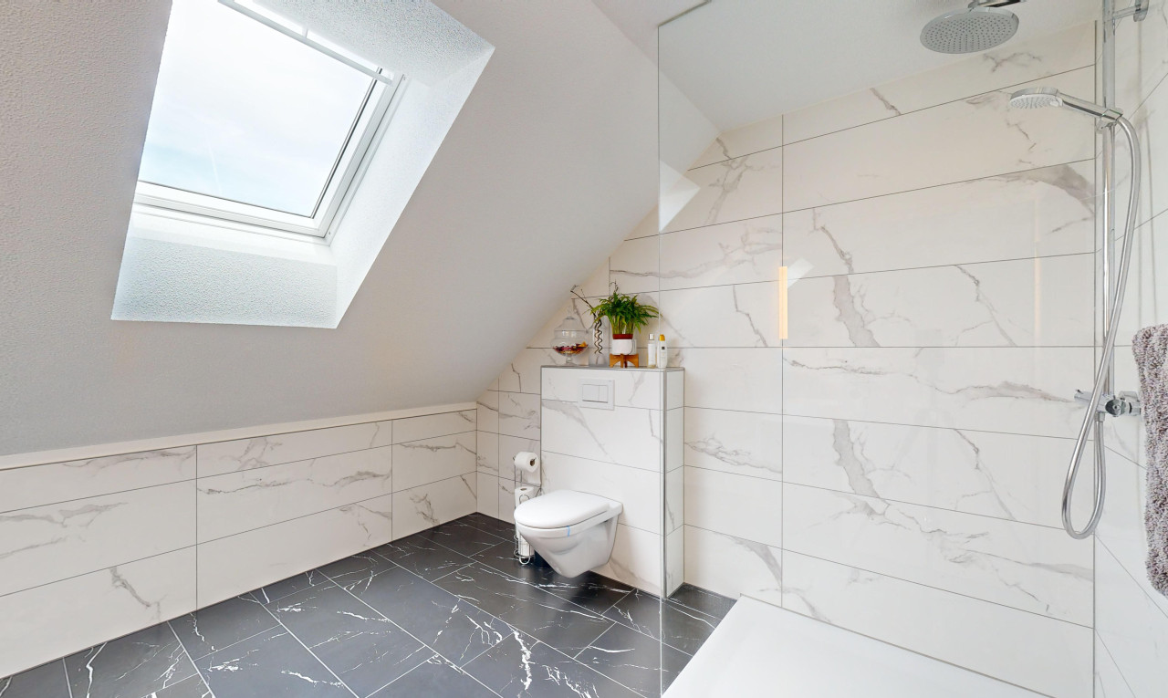 bad mit dachschräge, fliesenwand, dusche, toilette, und dachfenster