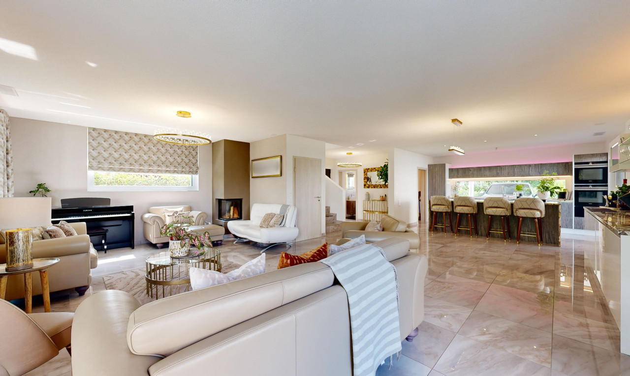 wohn- / esszimmer mit bemerkenswerter kronleuchter und natürliches licht