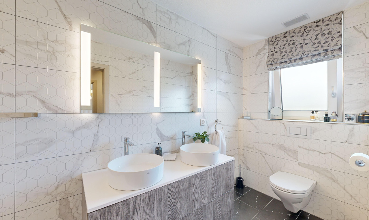 bad mit schminktisch, spiegel, waschbecken, und fliesenwand