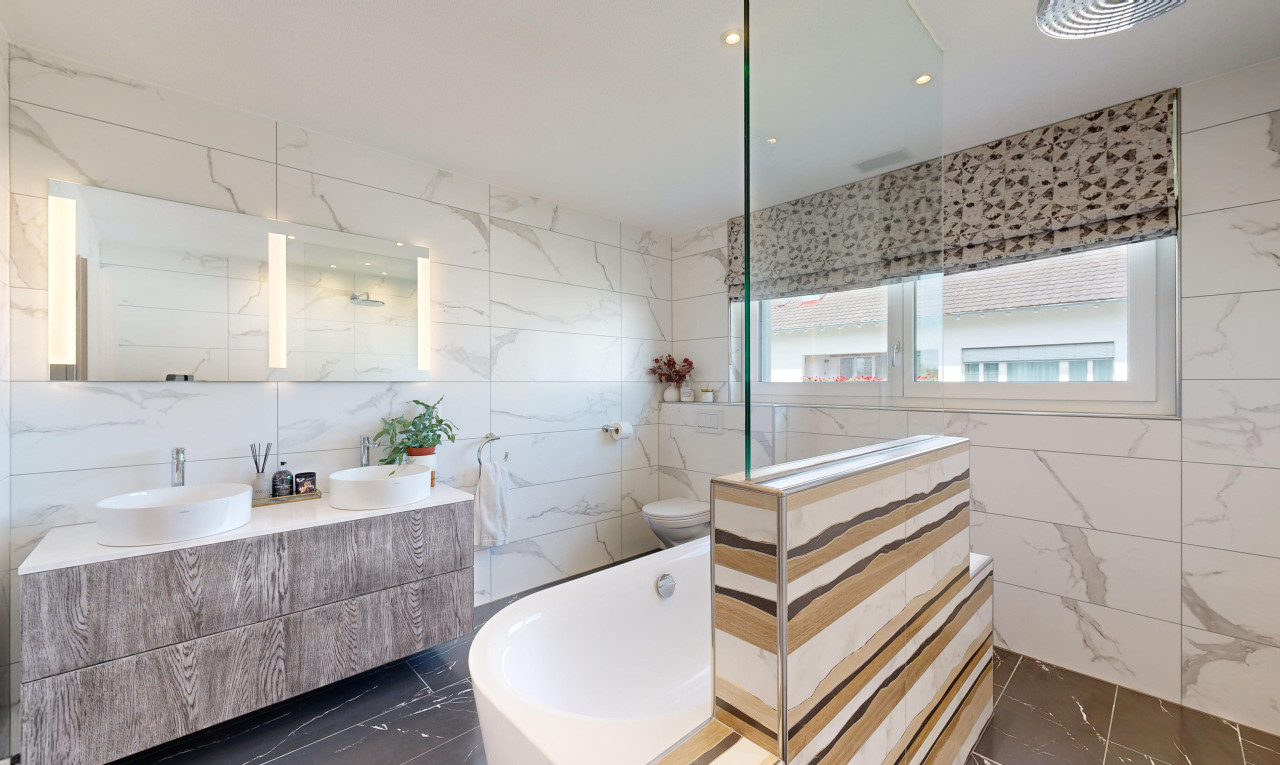 bad mit spiegel, fliesenwand, schminktisch, waschbecken, und bad