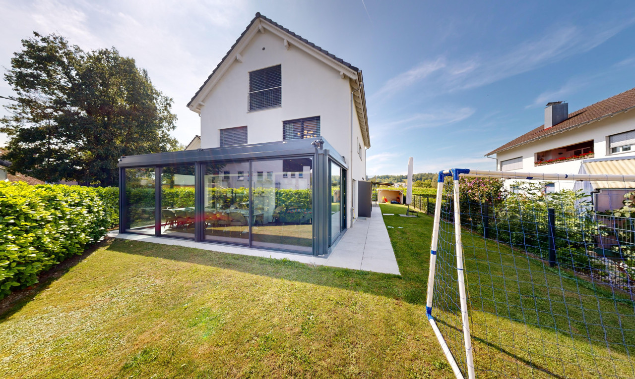 außenansicht mit zaun, terrasse, und rasen