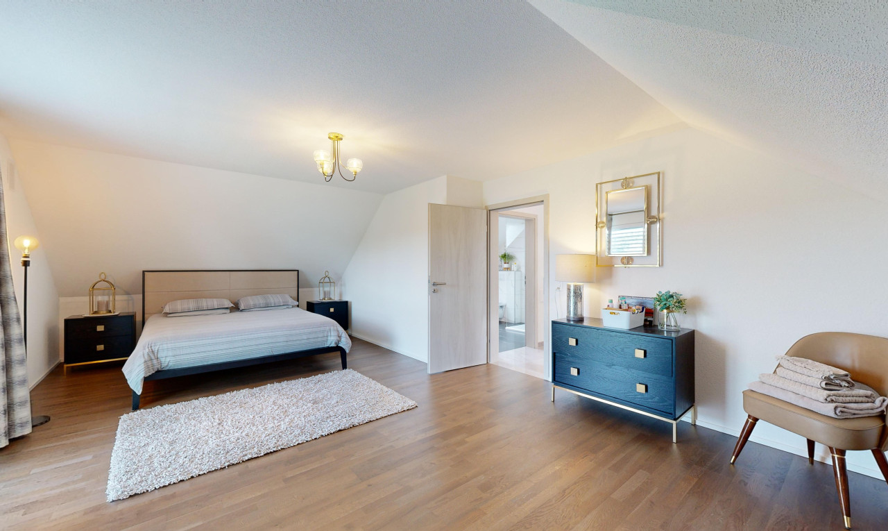 zimmer / schlafzimmer mit bemerkenswerter kronleuchter, dachschräge, parkettboden, und natürliches licht